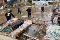 LAS FUERTES LLUVIAS PROVOCARON QUE UNA BARDA SE COLAPSARA Y APLASTARA UN VEHÍCULO EN CHIMALHUACÁN
