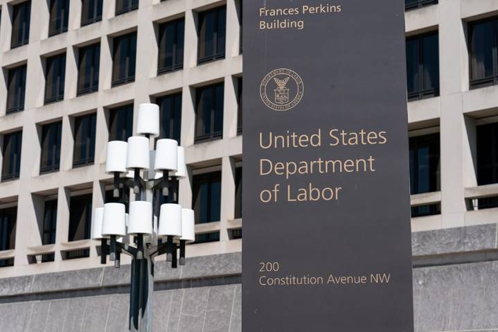 Tras una serie de recortes de costos, gobierno de EEUU recontrata a cientos de empleados despedidos