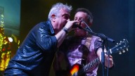 Tako dedica a su amigo Javier Lambán el tema 'Suessetania' durante un concierto en Ejea