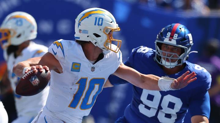 Giants pick off Justin Herbert, extend lead to 21