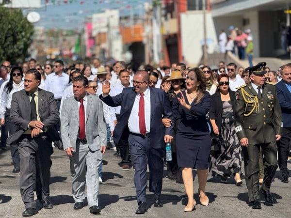 Encabeza Alcalde el desfile cívico