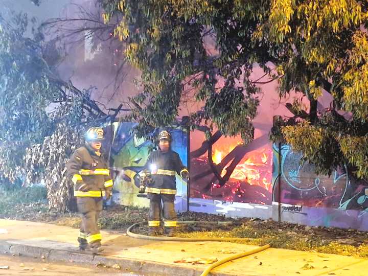 Delegación Presidencial se querella por activación de artefactos pirotécnicos e incendio