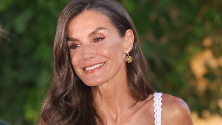 La reina Letizia llega a Egipto con el traje entallado altamente favorecedor para llevar a la oficina