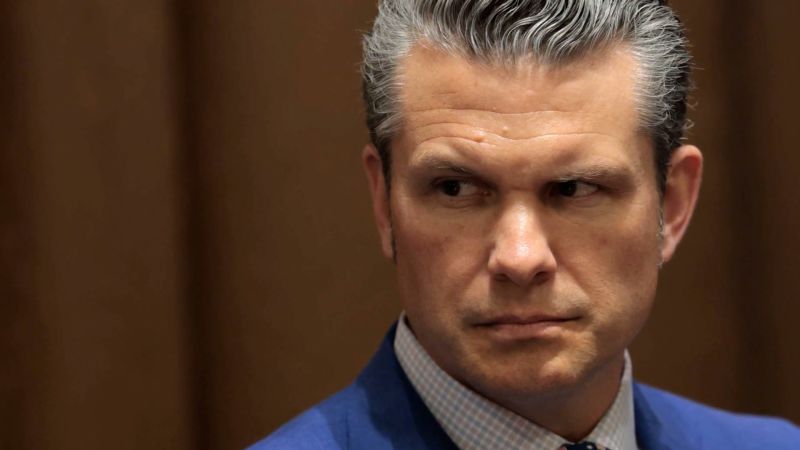 El secretario de Defensa, Pete Hegseth, cita a altos militares