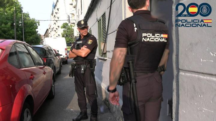 Dos detenidos por herirse mutuamente con una navaja y una botella rota en la Plaza de las Columnas, en Palma