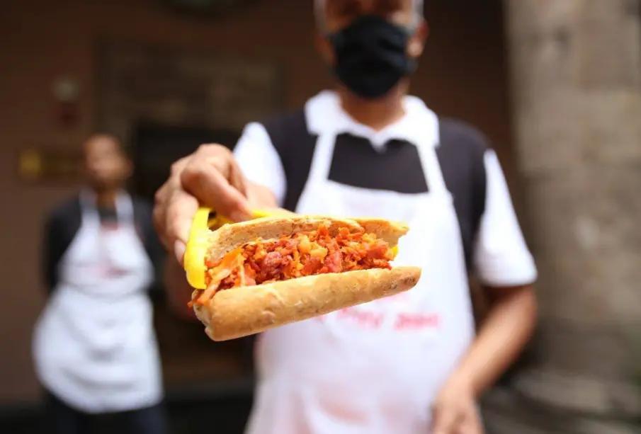 Miles de tapatíos disfrutan tortas ahogadas gratis en el Centro Histórico de Guadalajara