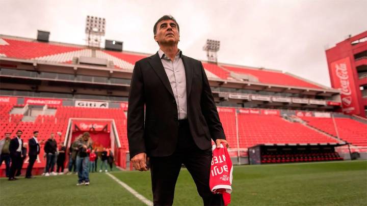 En medio de su crisis, Independiente presentó a Gustavo Quinteros como nuevo DT