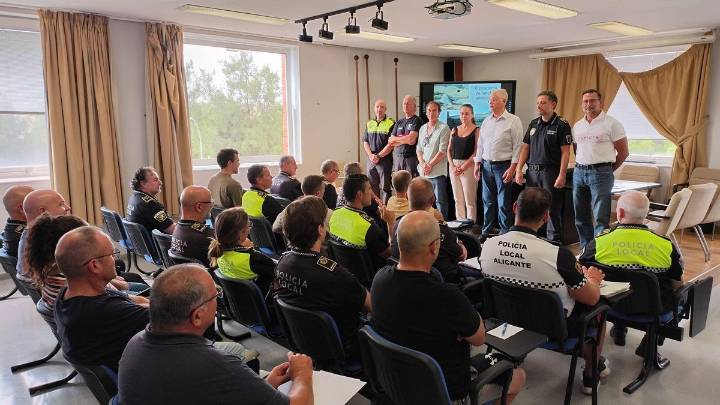Alicante forma bomberos y policías contra inundaciones en plena alerta naranja