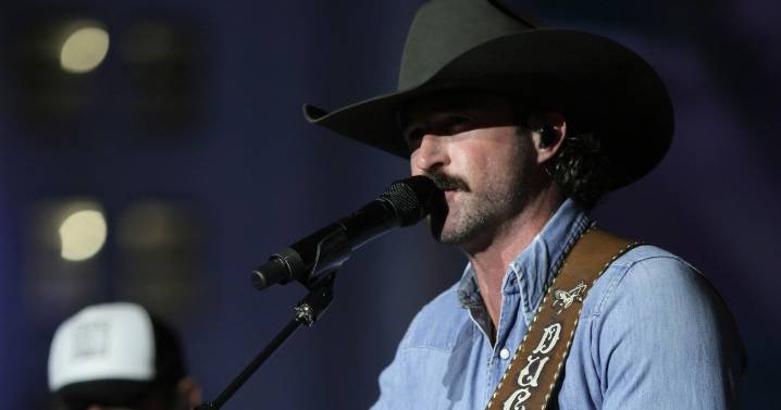 Country music fan gets surprise of her life at Riley Green's Glasgow concert