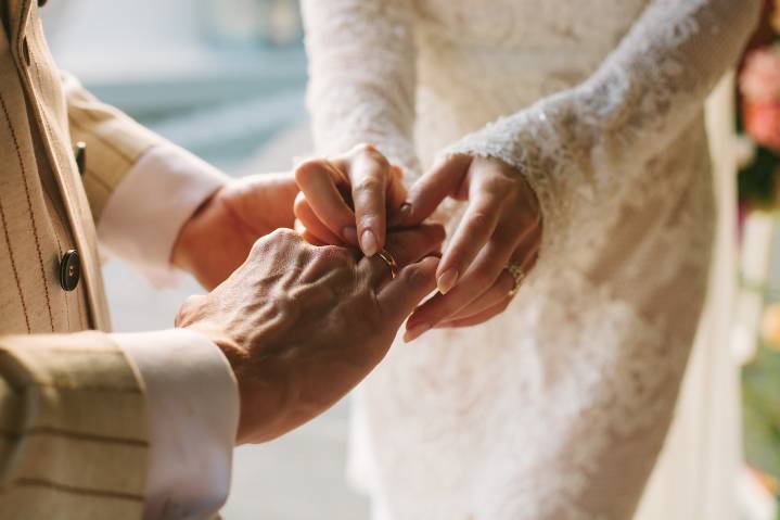 Dear Annie: My fiance’s drinking, cheating friend makes me uncomfortable