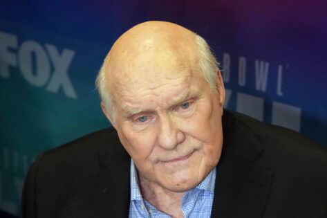 Terry Bradshaw Complains About the NFL’s Controversial Rule While Giving Verdict on Tom Brady’s Dual Role Terry Bradshaw criticizes the NFL over Hall of Famers’ restricted sideline access during playo