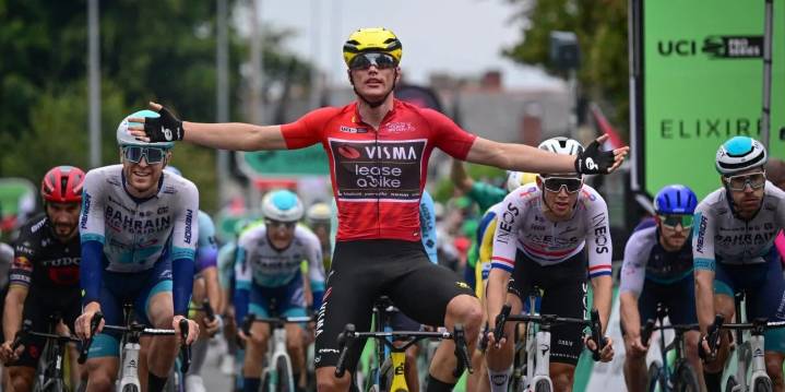 Evenepoel no pudo evitar el sprint de Kooij y pierde el tour británico por 2 segundos