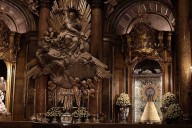 Más de 600 y de diferente color según el día: curiosidades del Manto de la Virgen del Pilar