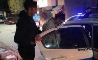 Una pareja descubrió a ladrón que les estaba robando cosas del auto y lo detuvieron