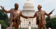 Retiran escultura satírica de Donald Trump y Jeffrey Epstein frente al Capitolio