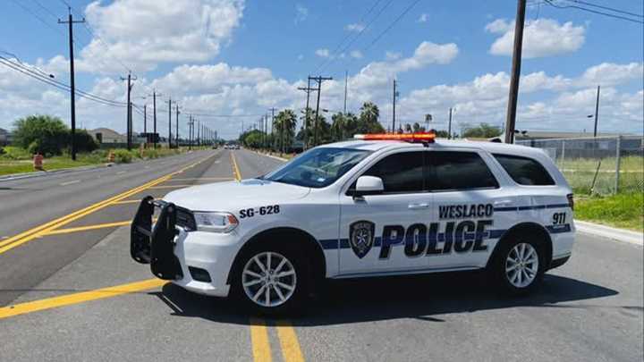 Choque vehicular deja lesionada a una mujer que estaba en la acera