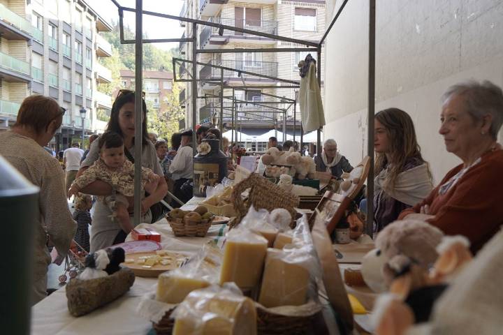 Herriko plaza jendez lepo Basherri egunean