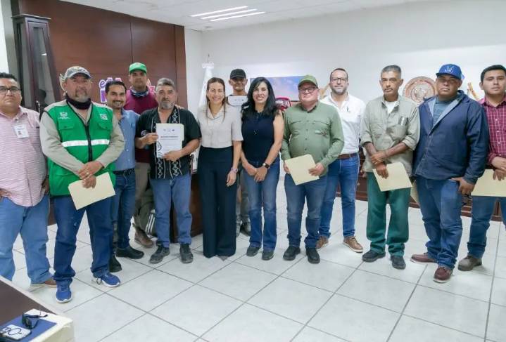 Milena Quiroga reconoce a trabajadores de OOMSAPAS La Paz por su labor en la contingencia de El Carrizal