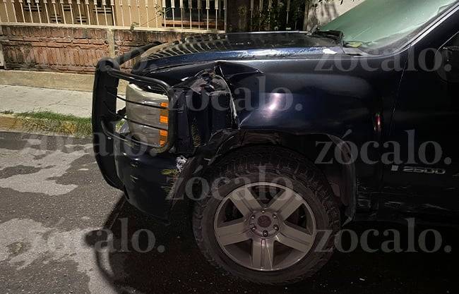 Taxista choca contra camioneta estacionada en el Centro de Saltillo y huye
