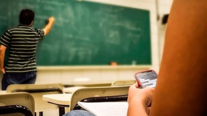 La Provincia regulará el uso de celulares en la escuela primaria