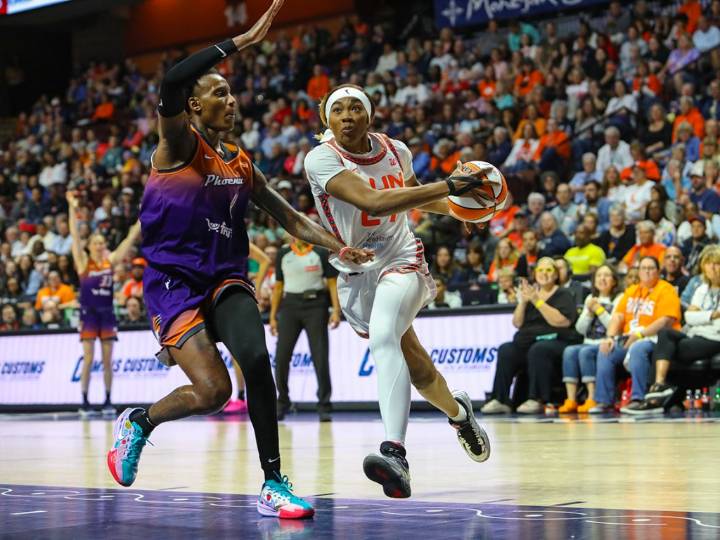 PHOTOS: Connecticut Sun play Phoenix Mercury