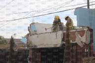 Hombre cae desde segundo piso tras derrumbe de barda