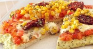 Tenés que probar esta pizza con masa de pollo a la mostaza