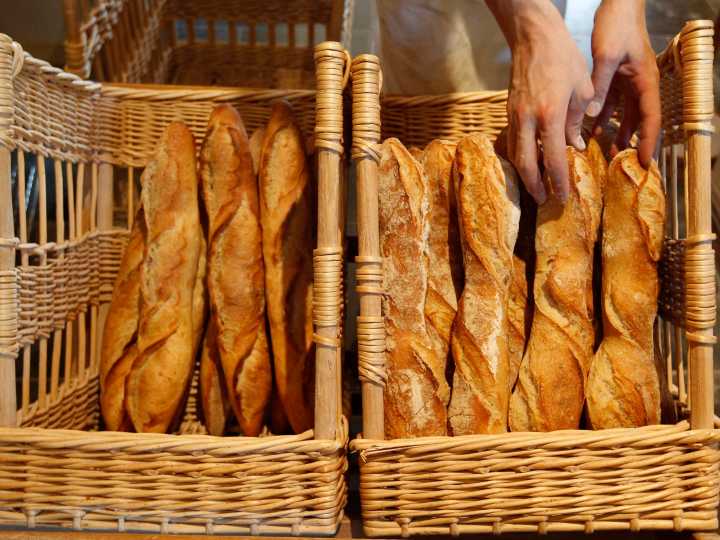Guerra de panaderías en Francia: una cadena de supermercados sale a vender la baguette a 0,29 euros y los panaderos entran en pánico