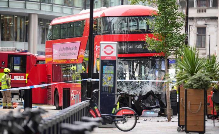 Choca autobús de dos pisos en Londres; reportan 15 personas hospitalizadas
