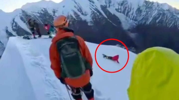 Tragedia en China: excursionista cae de una montaña tras soltarse de la cuerda de seguridad para tomarse una selfie