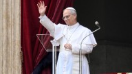 Vídeo: el Papa León XIV golpea accidentalmente a un operador de cámara cuando intentaba recoger un regalo