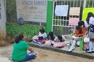 Inician clases en Coyuca de Catalán... sin luz y en la calle