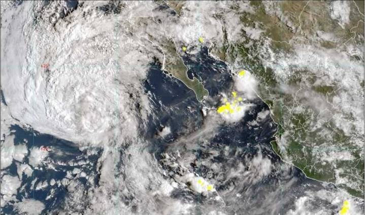 Tormenta Mario seguirá provocando fuertes lluvias en Baja California
