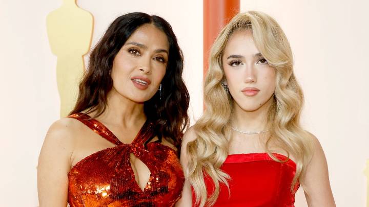 Valentina Paloma, hija de Salma Hayek, lleva un vestido rojo de la manera más sofisticada igual que su mamá