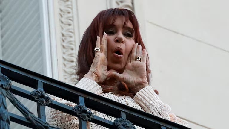 Cristina Kirchner volvió a cruzar a Javier Milei tras la suba del dólar: “¡Qué olor a default!”