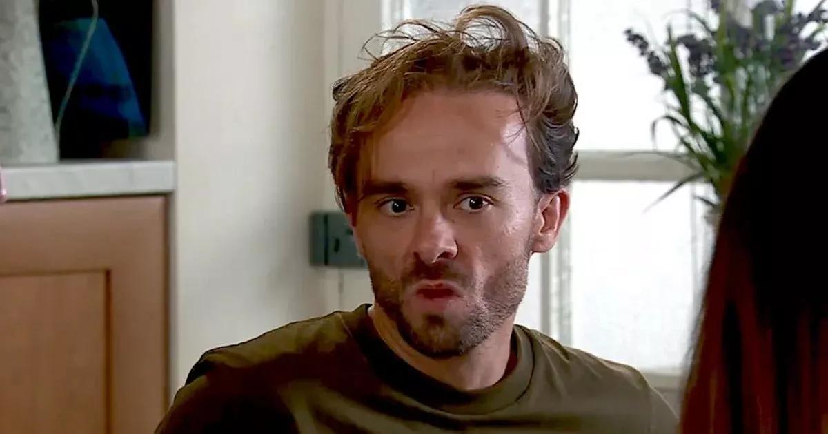 Moment 'fuming' Coronation Street star is caught grimacing at NTAs after losing award