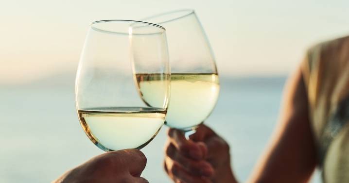 4 Healthiest Alcoholic Drinks, According To Dietitians