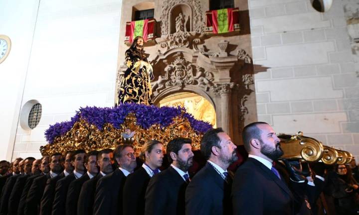 El Paso Blanco celebra el XXVIII Aniversario de la coronación de la Virgen de la Amargura