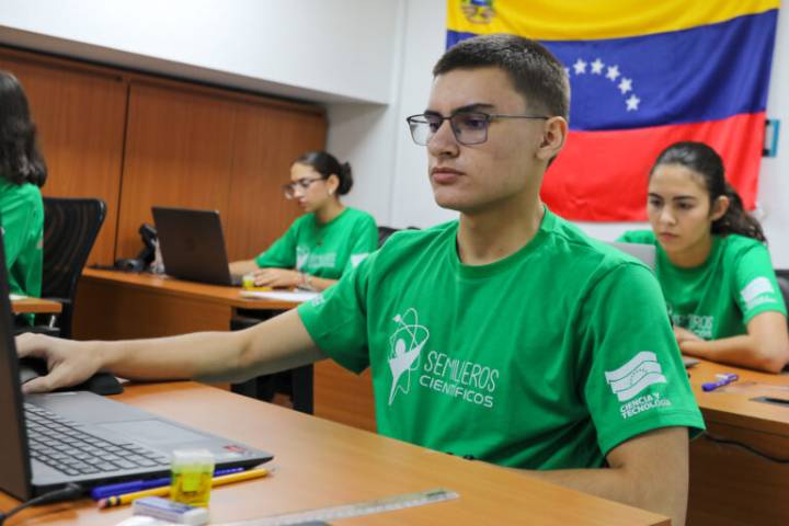 Semilleros Científicos participan en Olimpiada Internacional de Nanotecnología