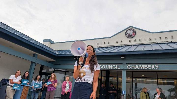 Encinitas rescinds vote on ICE emergency, then reaffirms most prior actions