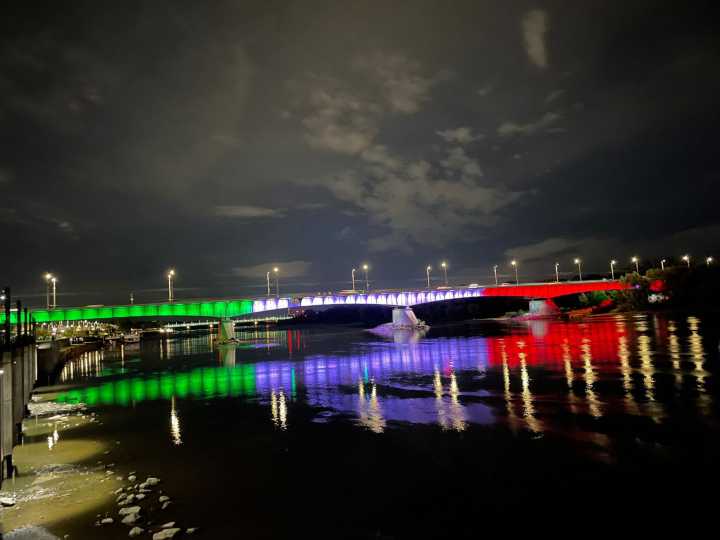 Edificios del mundo se iluminan de tricolor para celebrar a México