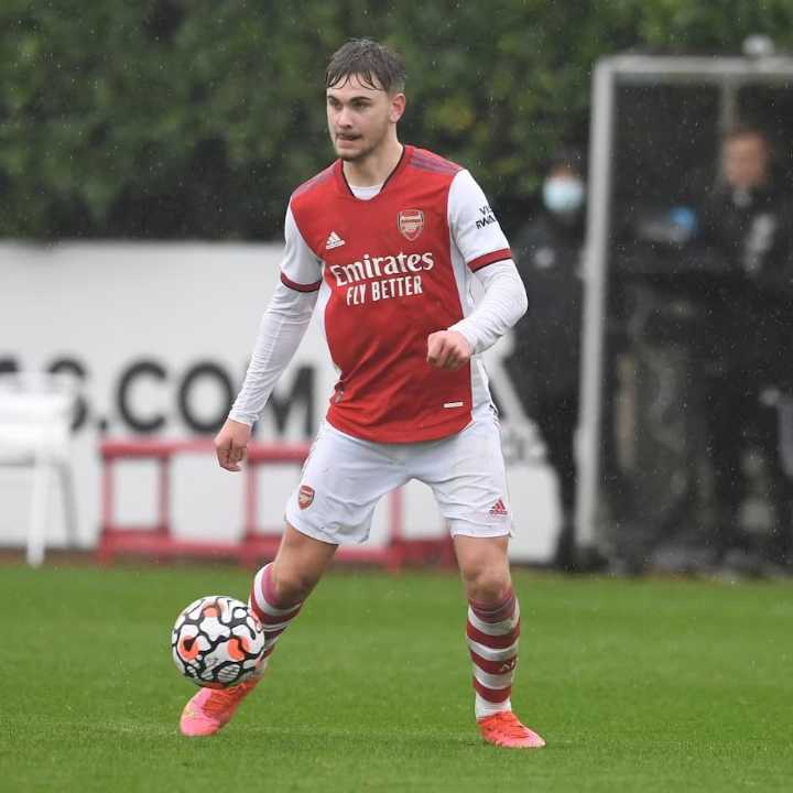 Exjugador del Arsenal murió tras golpearse la cabeza en un partido