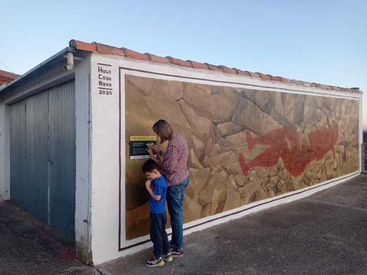 Un paseo por la prehistoria: un pueblo de Teruel transforma sus milenarias pinturas rupestres en murales urbanos e inclusivos