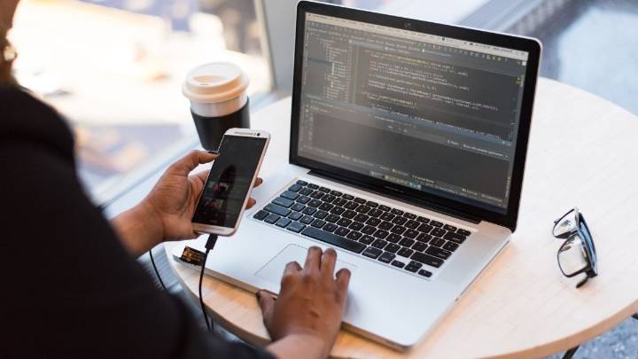 Ciudadanía digital tras la Constitución del 25: un desafío colectivo hacia el futuro