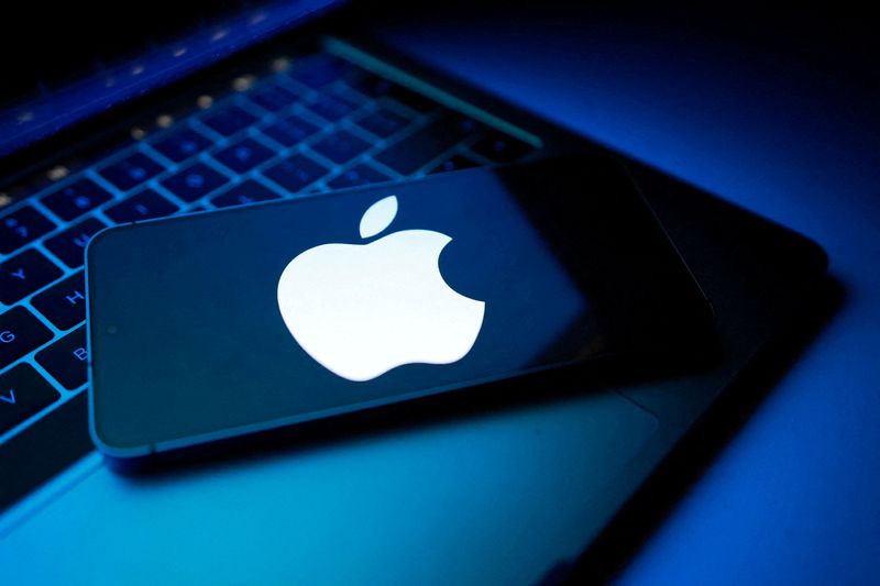 Intel seeks investment from Apple, Bloomberg News reports