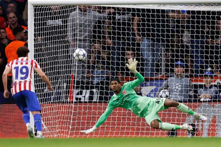 De selección. Julián "picó" un penal, dio dos asistencias y participó de todos los goles en el 5