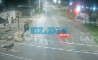 VIDEO. Chocó a un motociclista en La Plata y lo hizo volar por el aire: se fugó y lo buscan