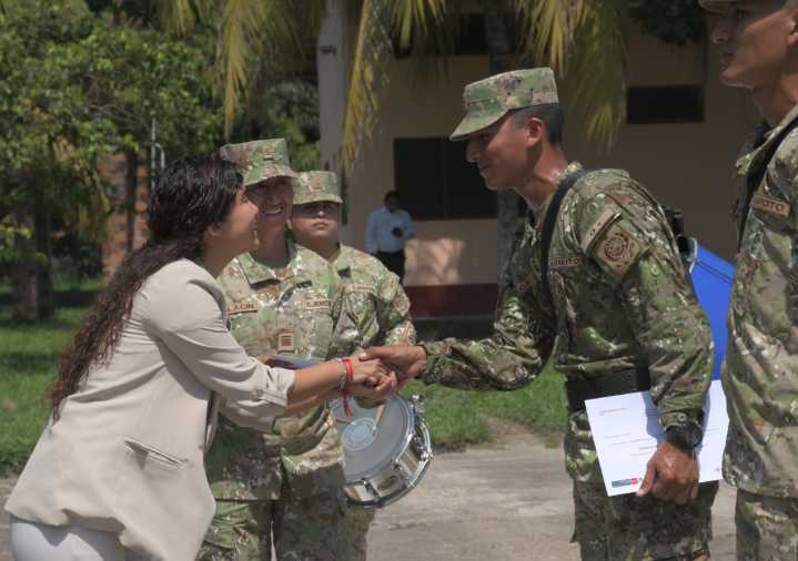 Jóvenes del Servicio Militar entregan primera biblioteca comunitaria en Pucallpa