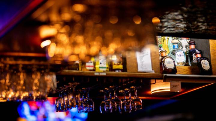 How to talk to strangers at a bar about Covid