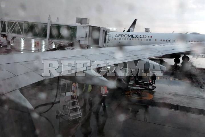 Pegan lluvias a despegues y aterrizajes en AICM